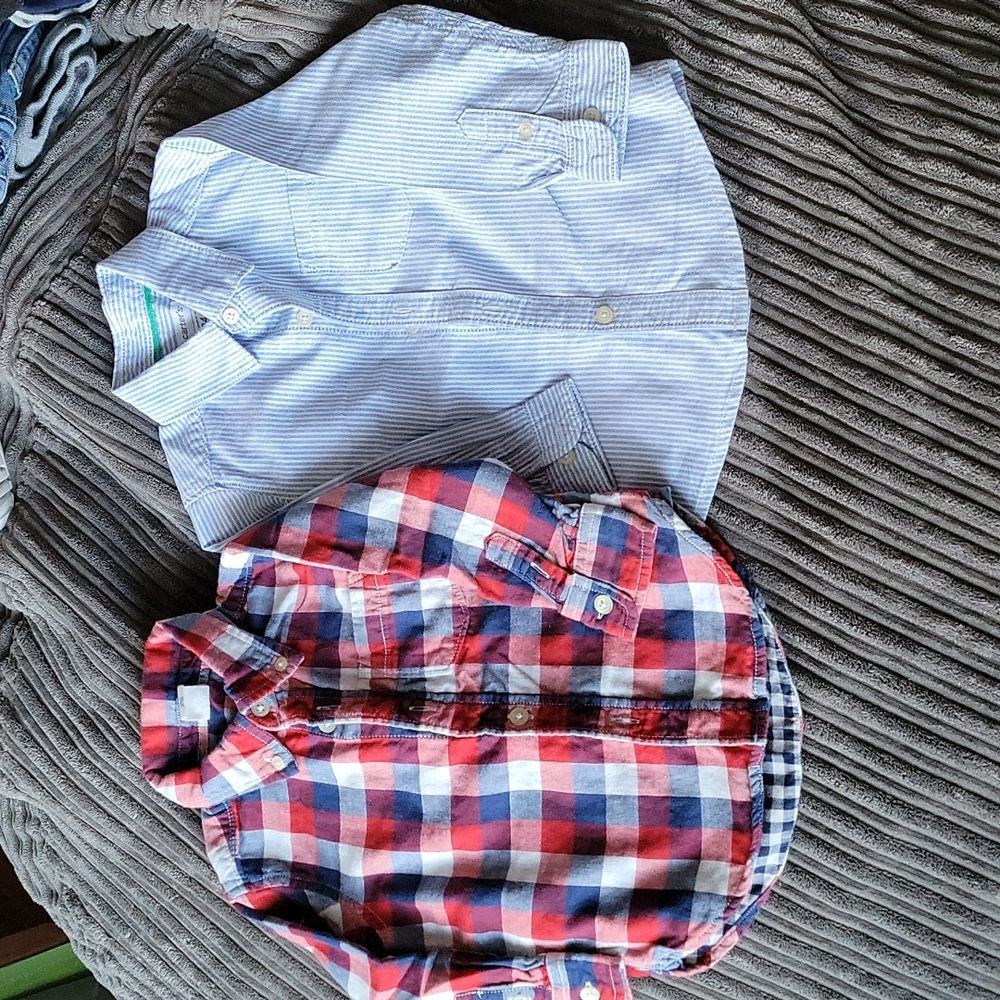 Set of 2 button up spring shirts